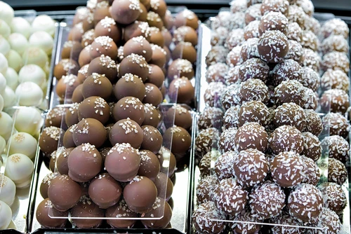 Intérieur de chocolaterie artisanale avec présentoir vitré contenant des chocolats fins