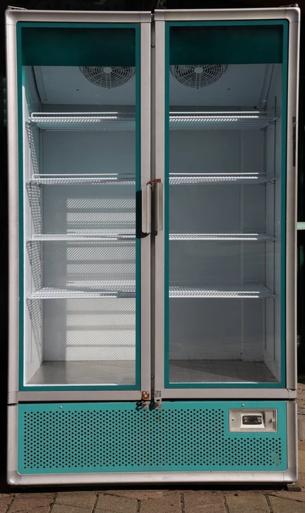 Intérieur commercial avec réfrigérateur vitrine professionnel double porte en fonctionnement