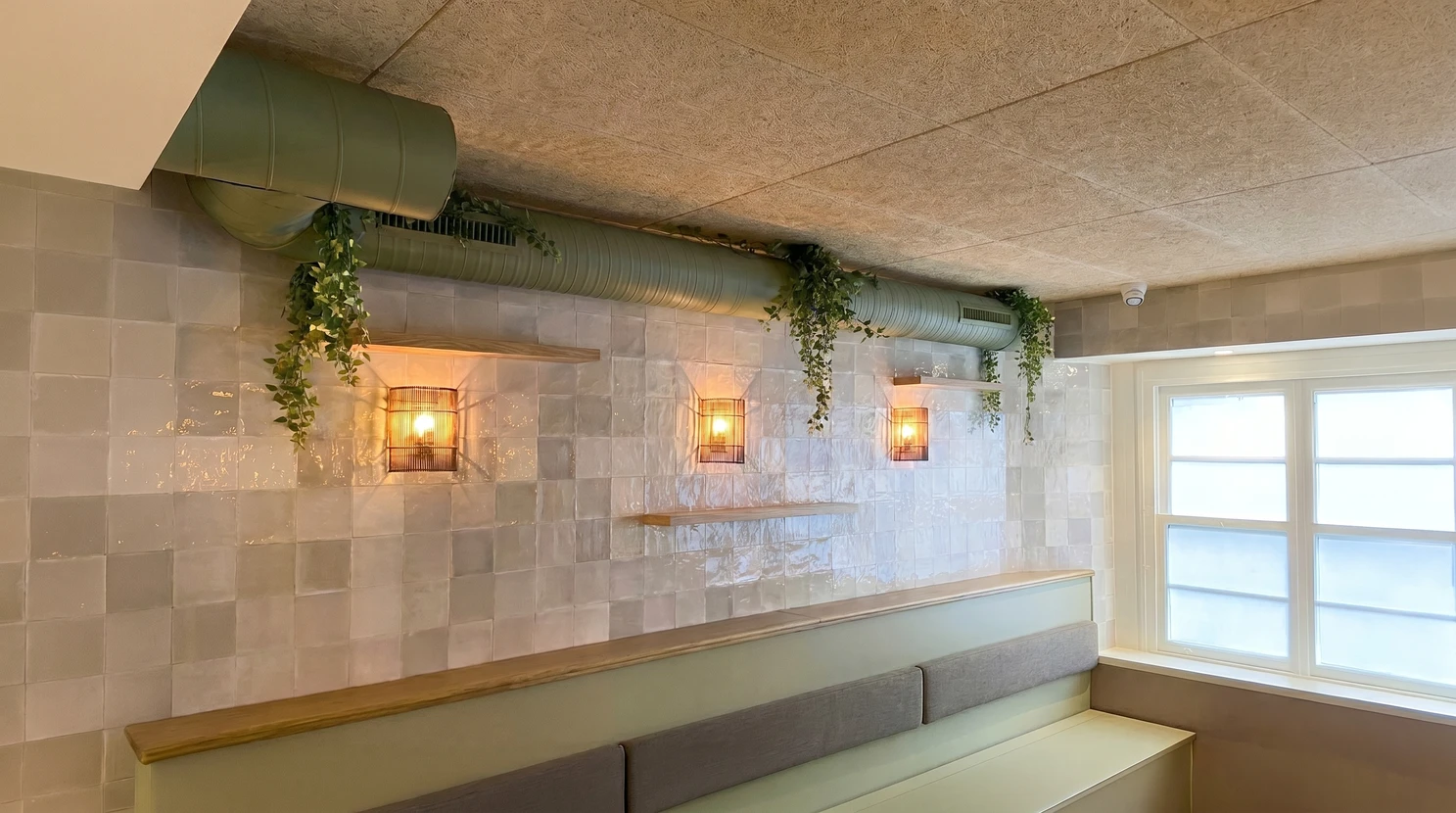 Intérieur de restaurant moderne avec banquette murale grise